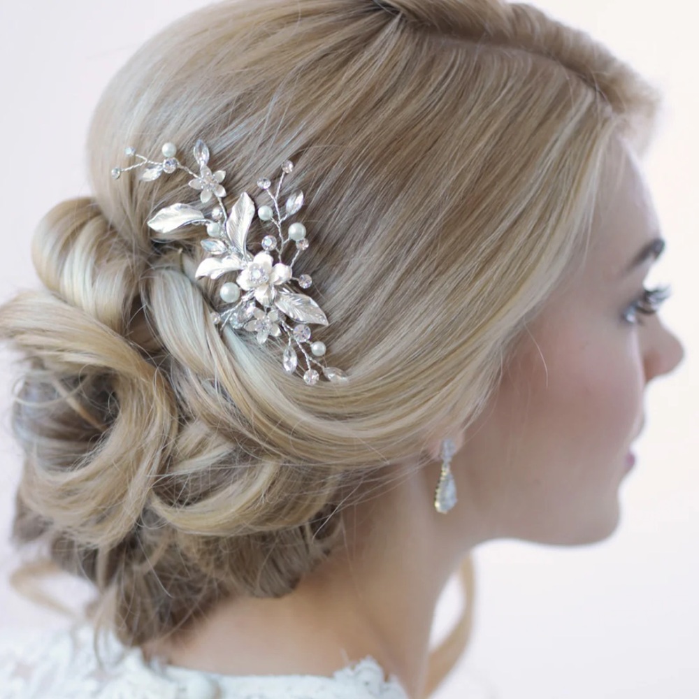 Silver bridal head piece. Head comb style with pearls.